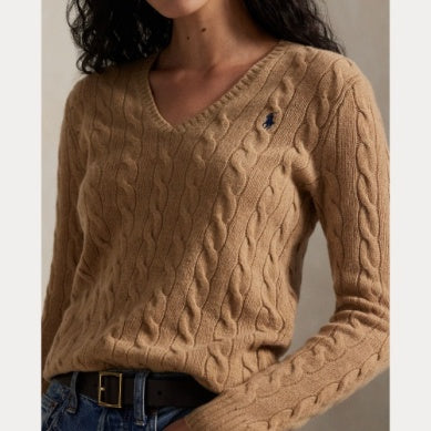 KABELSTRIKKET GENSER MED V-HALS I ULL OG KASHMIR